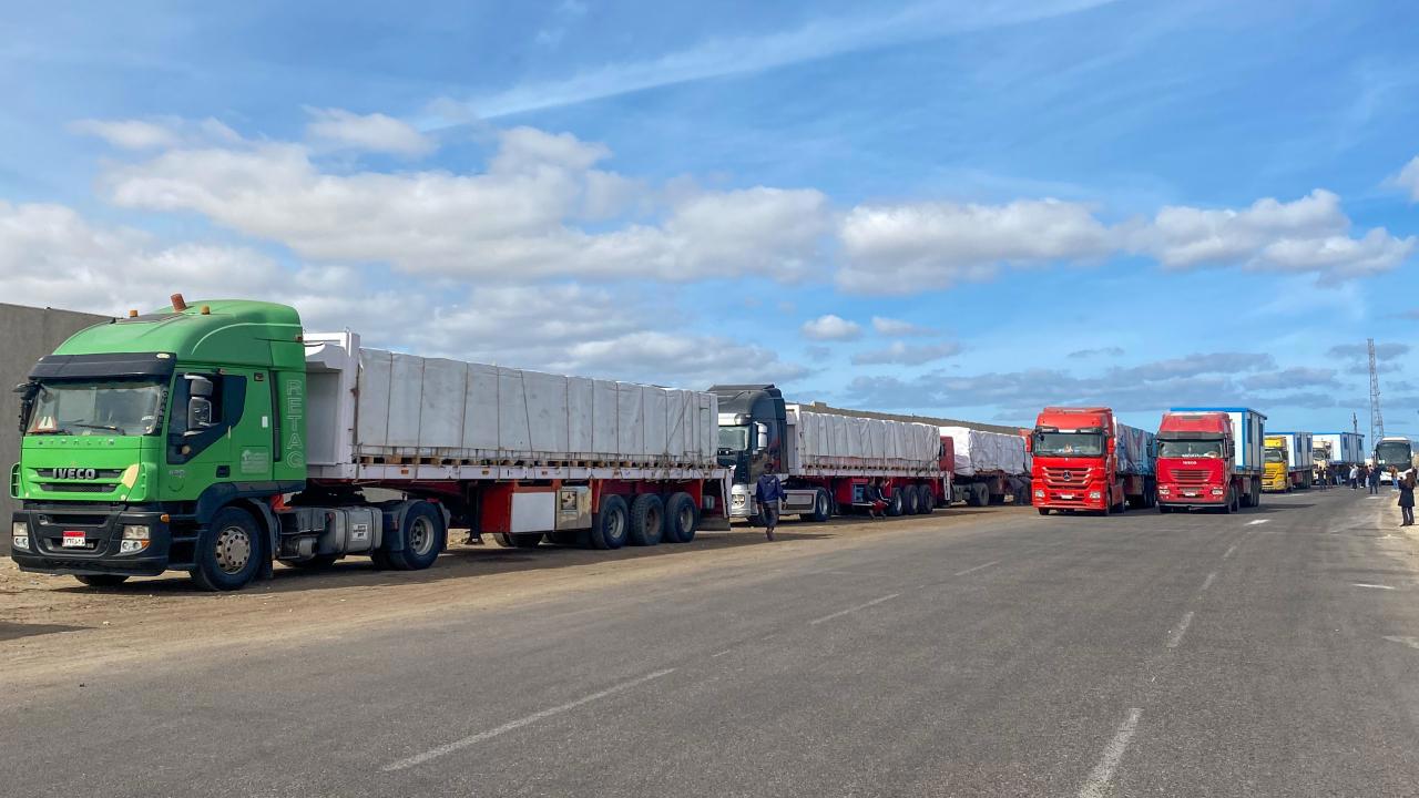 Gazze'ye yardım tırları ateşkes sonrası bölgeye giriş yaptı