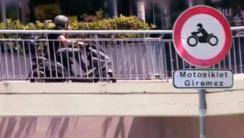 Motokuryelerin Üst Geçitte Yarattığı Kaos: Korna Sesleri Yükseliyor!