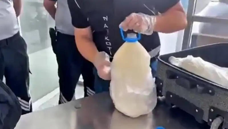 Havalimanında Sürücünün Şeffaf Planı Suya Düşmedi: 12 Kilo Süt Ele Geçirildi