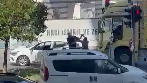 İstanbul Trafiğinde Sokaklarda Çekiçli Şiddet Olup Bitti!