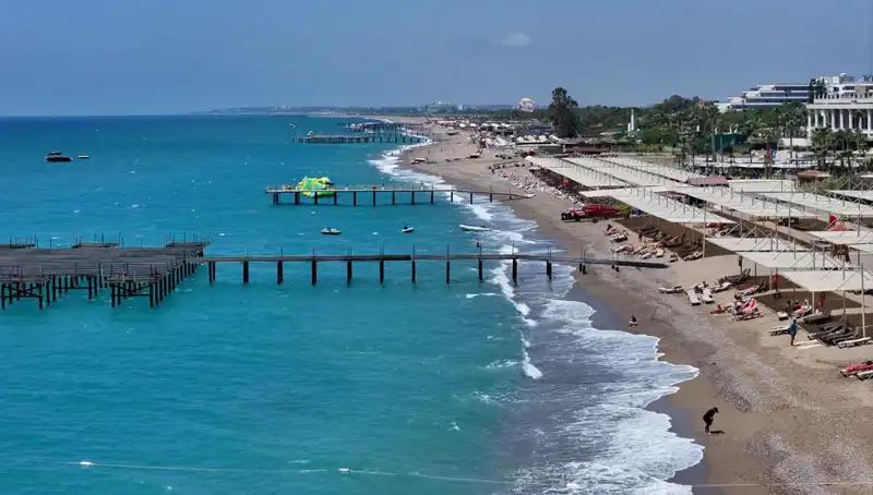 Antalya Sahillerinde Güneşli Hava Yoğunluğu: Tatilciler Ciğerlerine Dolduruyor