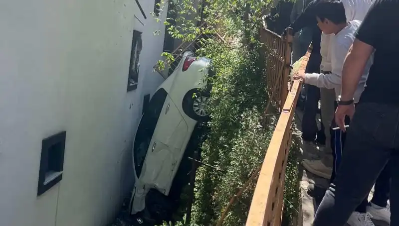Kağıthane'de Olaylı Anlar: Metrelerce Sürüklenen Araç Korku Saldı