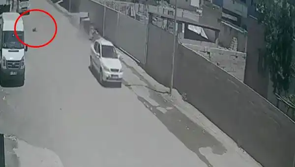 Otomobil Çocuğa Çarptı, Sürücü Nedeni Belirsiz Olarak Kaçtı