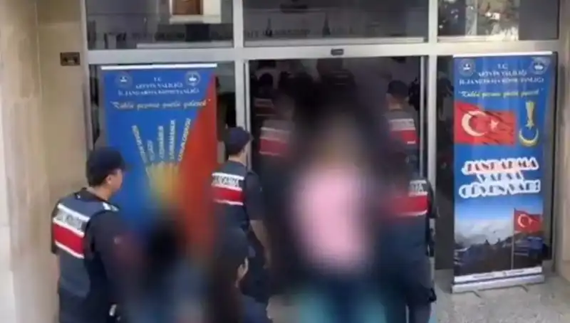 Türkiye'nin 30 İlinde FETÖ Operasyonu: 65 Kişi Tutuklandı