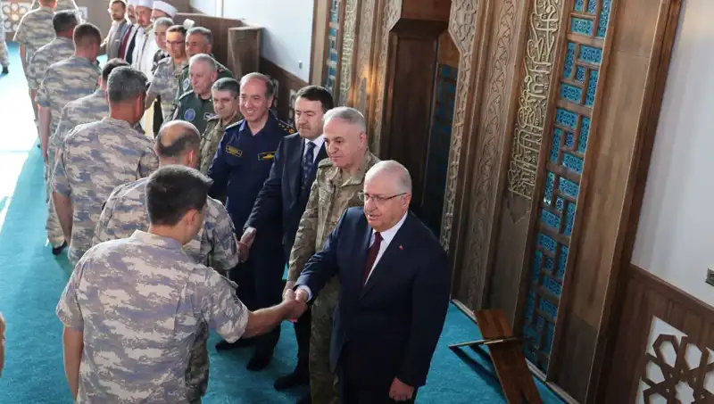 Yaşar Güler, Mehmetçik ile Bir Araya Gelerek Bayram Coşkusunu Paylaştı