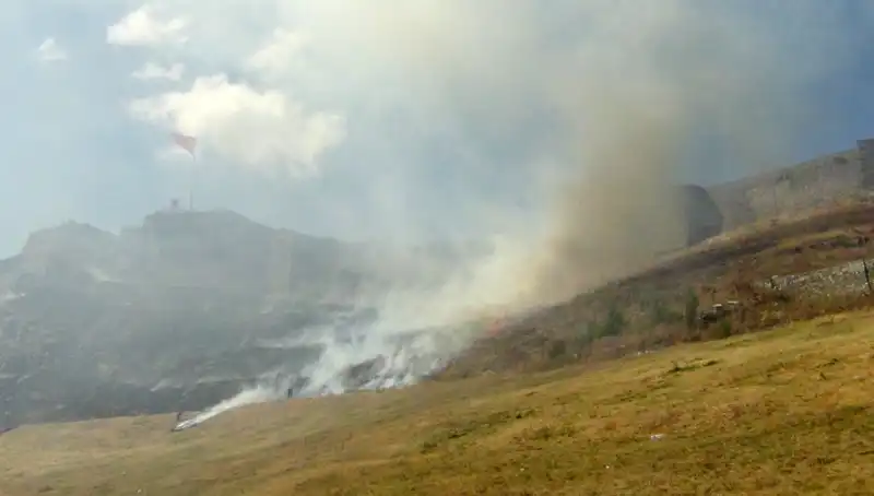Kars Kalesi Eteklerinde Korkutan Anız Yangını: Yangınlar Doğayı Nasıl Etkiliyor?