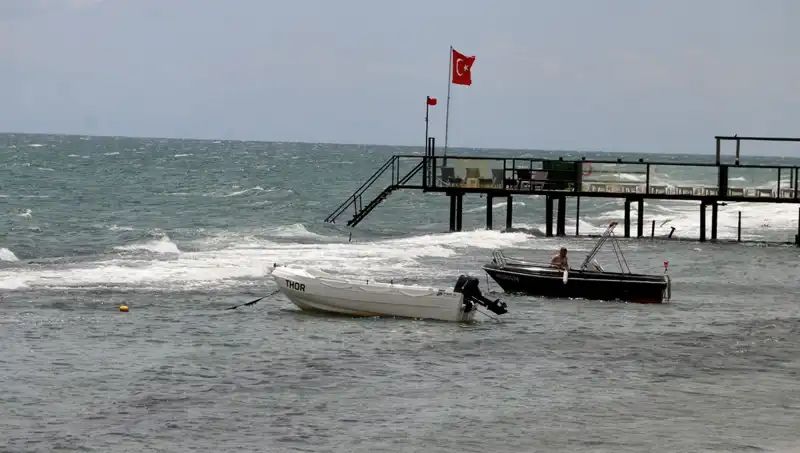 Poyrazın Etkisi: Denize Girmek Yasaklandı, Plajlar Boş Kaldı!