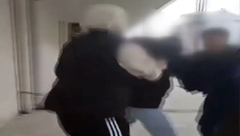 Sokak Ortasında Akran Zorbalığı: Özür Diletip Sonra Dövüşe Yola Çıktılar