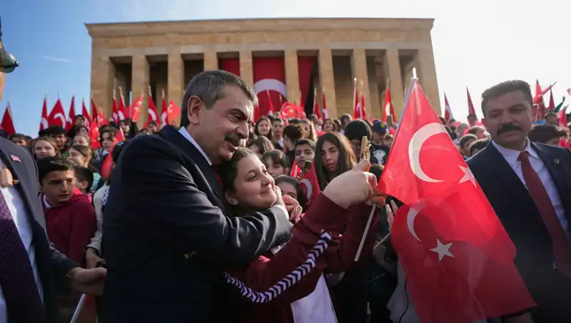 Bakan Tekin, Çocuklarla Birlikte Anıtkabir’i Ziyaret Etti: Anlam Dolu Anlar