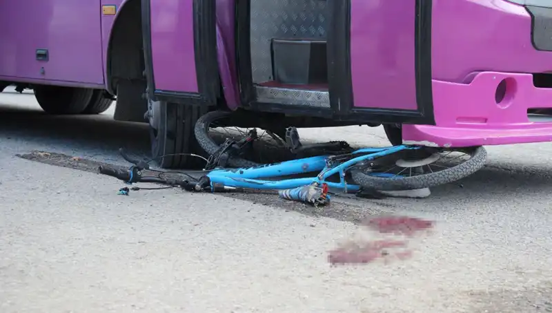 Aniden Yola Fırlayan Çocuğa Otobüs Çarptı, Kaza Anı Güvenlik Kamerasında
