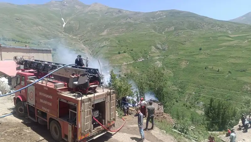 Van’da Trajik Yangında Küçük Bir Çocuğun Hayatını Kaybetmesi Dokuları Sarstı