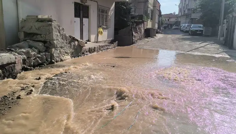İlçede İçme Suyu Hattı Patladı: Çarşı, Sular Altında Kaldı