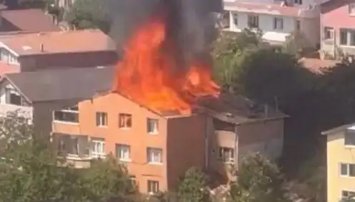 İstanbul'da Yangın Paniği: Dört Kişi Mahsur Kaldı, Kurtarma Operasyonu Başlatıldı