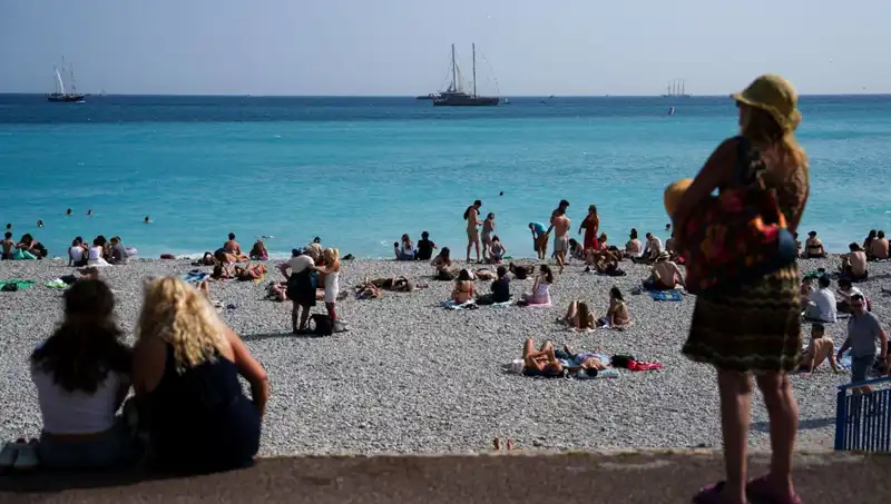 Fransa'da Sigara İçmek Artık Parkta, Plajda ve Durağa Yasak