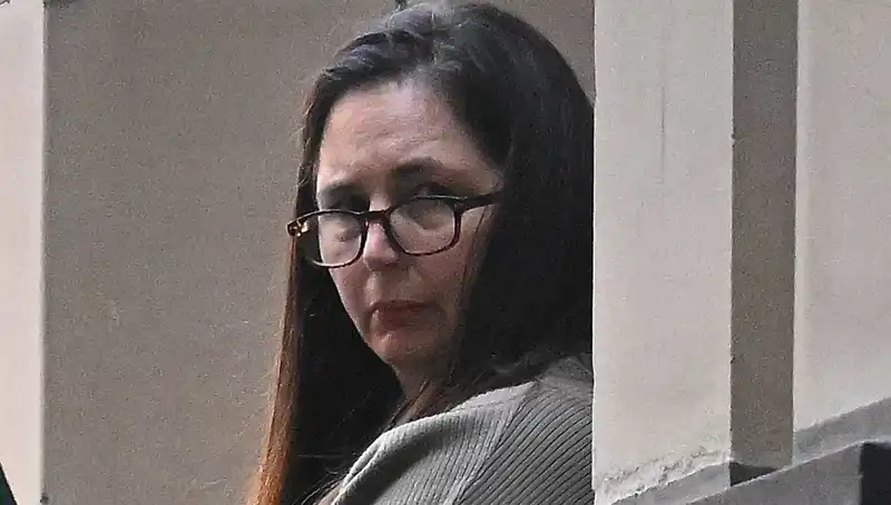Zehirli Mantarların Sırları: Renkli Tabaklar ve Tehlikeli Gölge