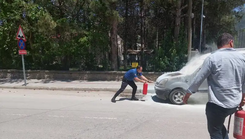 Emniyet Binasi Önünde Yangın: Araç alev aldı, polis müdahale etti!