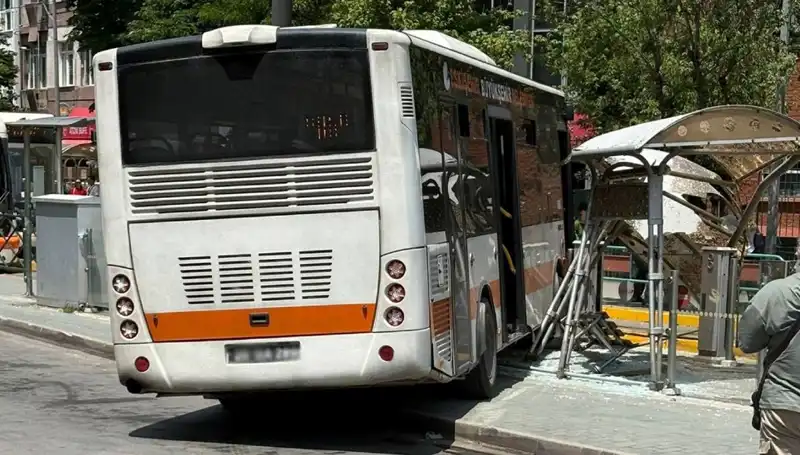 Belediye Otobüsü Tramvay Durağına Daldı: Kazanın Ardındaki Gizem Ne?