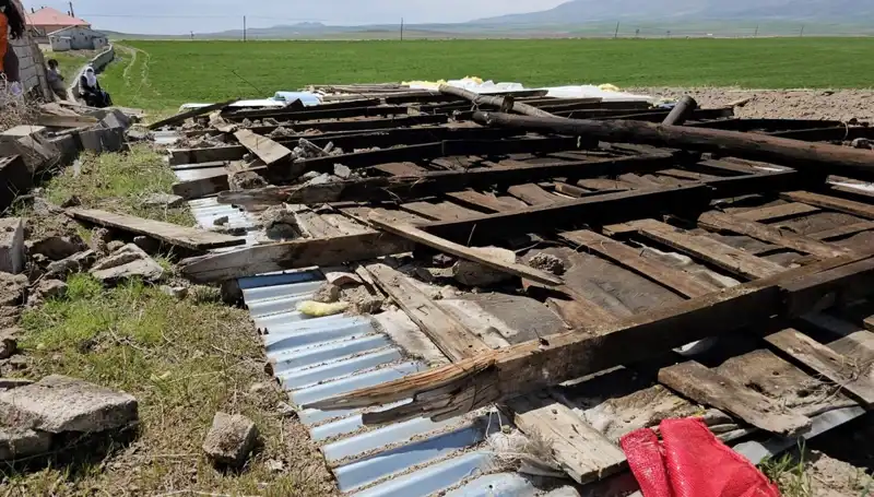 Bitlis'te Şiddetli Fırtına: Çatılar Uçtu, Hayat Durma Noktasına Geldi