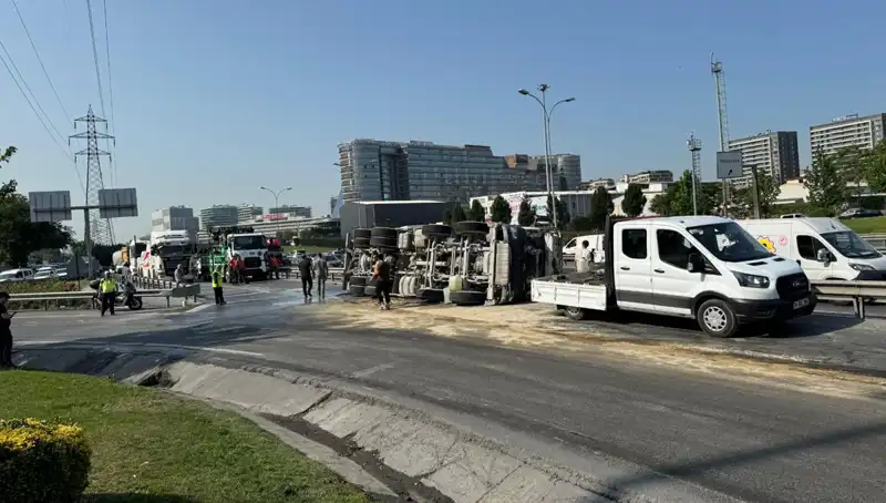 D-100 Yan Yolda Betona Doyduk: Beton Mikseri Devrildi, Trafik Kaosa Dönüştü