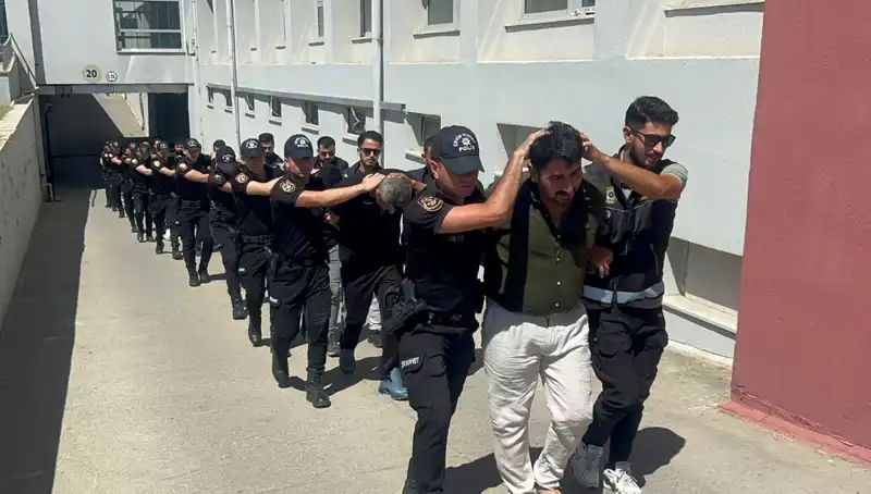 Adana’da Uyuşturucu Operasyonu: 825 Kilo Eroin Ele Geçirildi ve 16 Şüpheli Tutuklandı