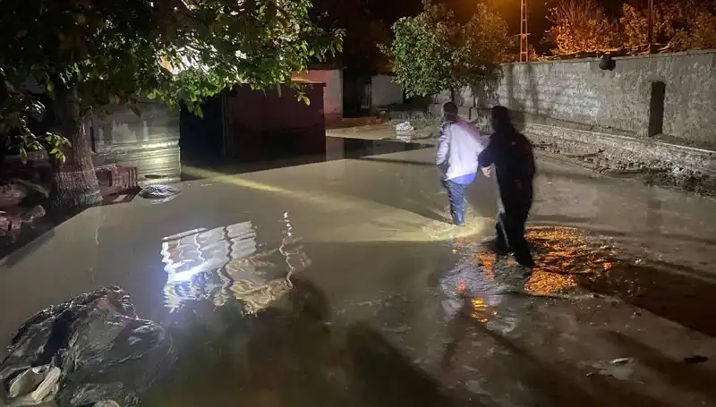 20 Dakikalık Yağışın Yarattığı Felaket: 1 Ev Çöktü, 3 Ev Boşaltıldı