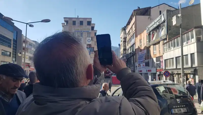 Çatıya Çıkan Kişiyi Görüntülemek İçin Yarışan Farklı Gruplar Olay Yaratıyor