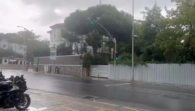 İstanbul'u Vuran Sağanak: Yollar Göz Göz Oldu, Hayat Durma Noktasına Geldi!