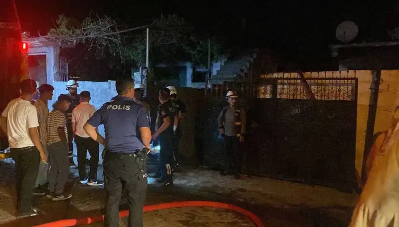 Ailesinin Evini Yakan Şahıs, Linç Tehdidi Altında Kurtarıldı