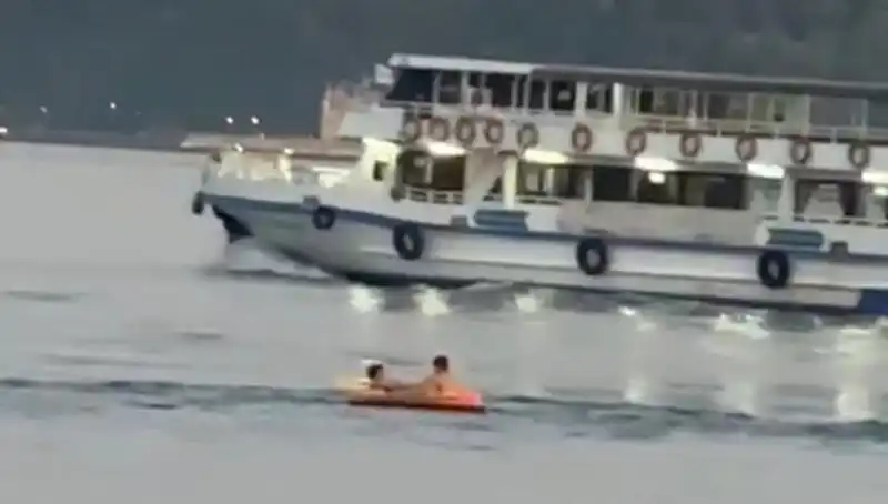 Sarıyer Sahilinde İki Çocuğun Denizde Geçirdiği Heyecan Dolu Anlar
