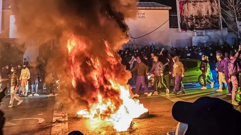 İran'da Protestolar: Can Kaybı 2 Bine Yaklaştı, Neler Oluyor?