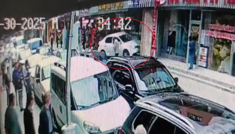 Alkollü Sürücü Mağazaya Daldı: Çocuklar Son Anda Kurtarıldı