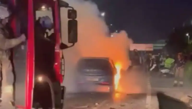Otoyolda Bariyerlere Çarpan Araç Alev Alev Yandı: Kaza Anı Korkuttu!
