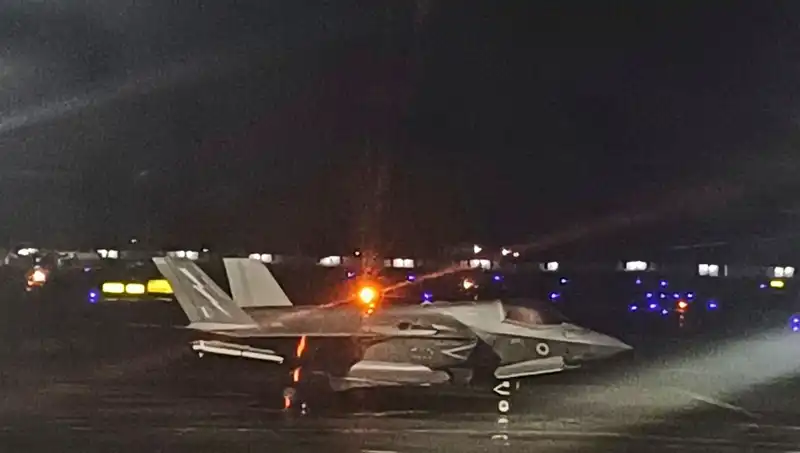 Hindistan'da Mahsur Kalan İngiliz Savaş Uçağı, 5 Haftanın Ardından Nihayet Havalandı