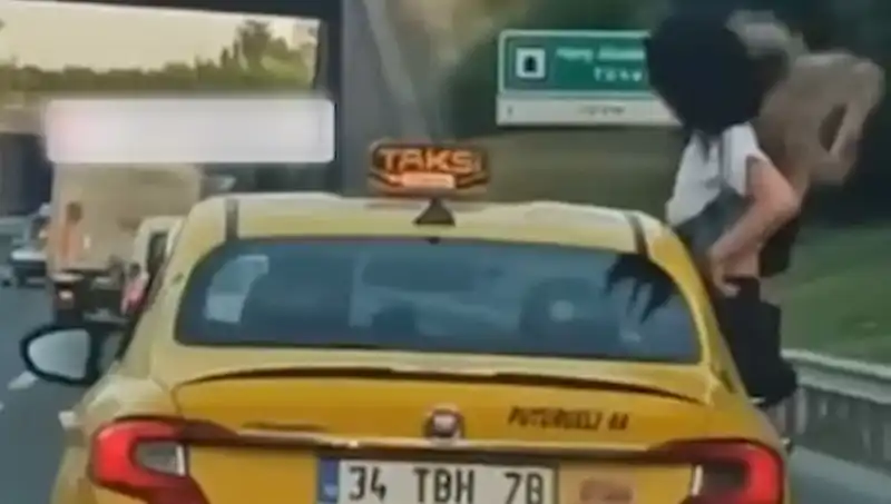 TEM Otoyolu'nda Taksinin Camından Sarkan Gençler Şok Etti