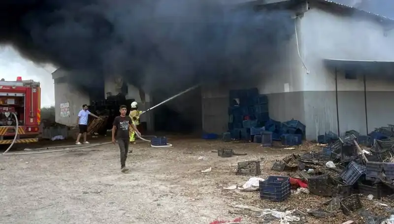 Plastik Kasa Deposunda Meydana Gelen Yangın Şehirde Panik Yarattı