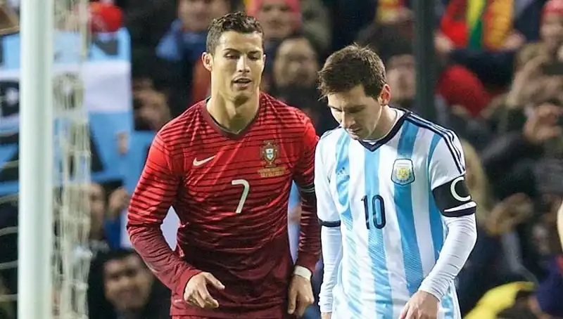 Ronaldo Hızla Messi’yi Geride Bıraktı: Futbol Dünyasında Şok Etkisi!