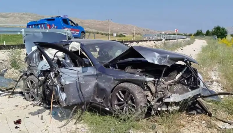 Sivas'ta İki Farklı Trafik Kazası: 9 Kişi Yaralandı, Ayrıntılar Şok Edici!