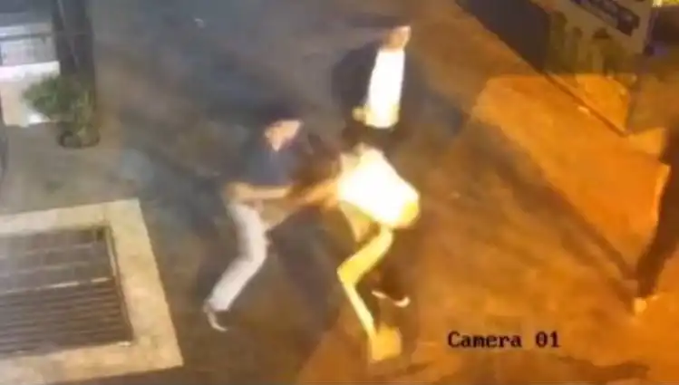 İstanbul Sokaklarında Tekmeli Yumruklu Kavga: Anlar Kameralara Yansıdı!