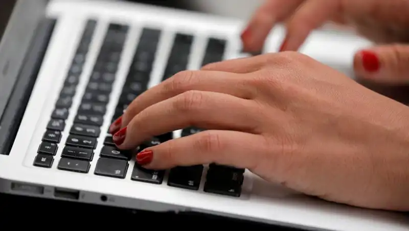 Kapalı Laptop Mikrofonları, Sizi Hedef Alabilir: Dinleme Tehdidi