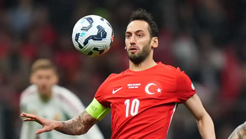 Fenerbahçe'nin Hakan Çalhanoğlu Teklifiyle Mourinho'nun Planları Ortaya Çıktı