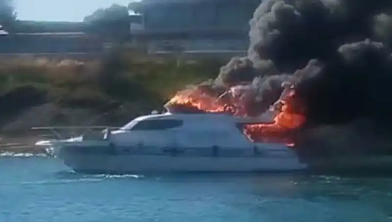 Çeşme Marina'da Motoryat Yangını: Tatil Cenneti Küller İçinde Mi Kaldı?
