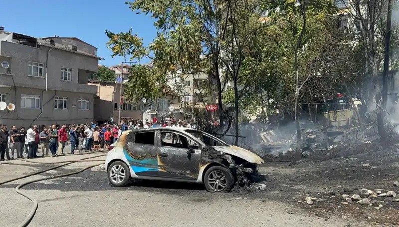 Gecekondudaki Yangın: Yangın Arabası Alevler İçinde Kaldı