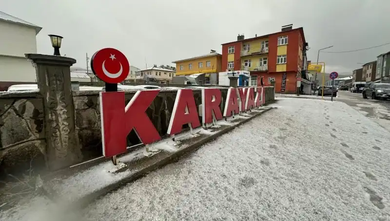Temmuzda Kar Yağışı Sürücüleri Nasıl Şaşırttı? | Yollar Beyaza Büründü