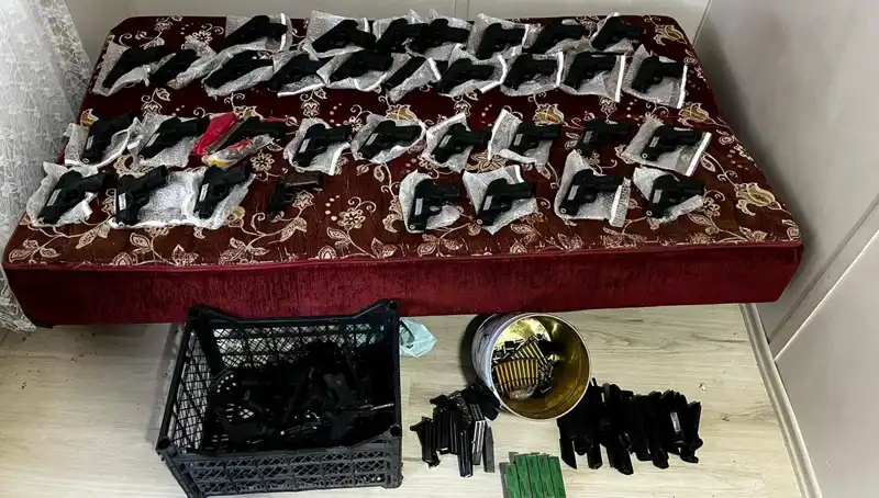 Gaziantep'te Baskın: 45 Silah ve Bir El Bombası Ele Geçirildi!