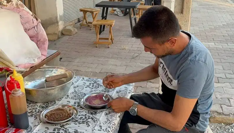 Toros Dağları'nın Zirvesinden Tek Tek Topladığı Tabağını 50 TL'ye Satıyor