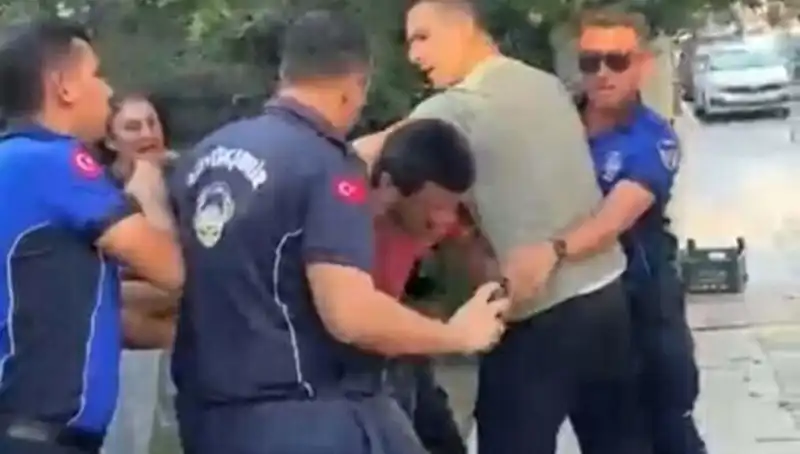 Sokak Ortasında Seyyar Satıcıya Yapılan Dayak Olayı Caddeleri Karıştırdı