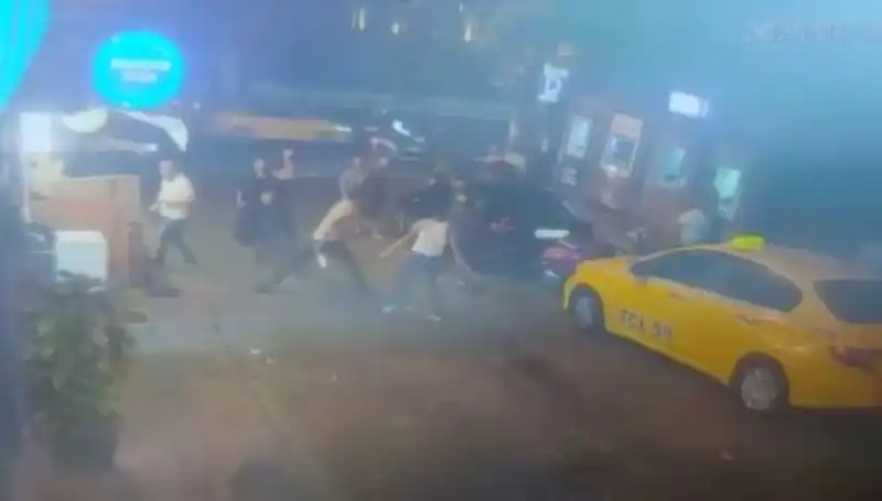 Beyoğlu'nda Laf Atma Kavgasında Kan Aktı: Gerilim ve Olaylar Ne Yüzden Yükseldi?