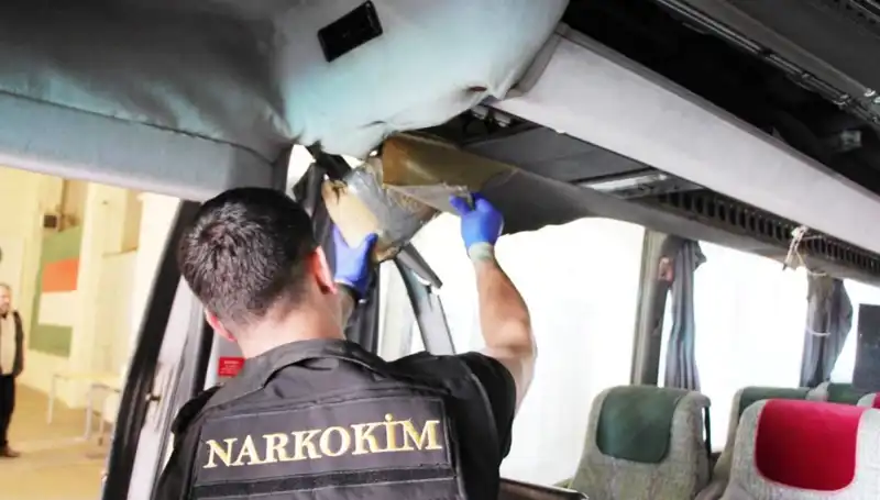 Sınırdan Geçen Otobüste Bulunan 77 Kilogram Uyuşturucu Olayı