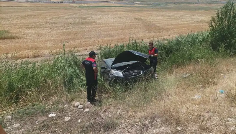 Otomobil Şarampole Uçtu: İki Kişi Yaralandı, Detaylar Şok Edici!