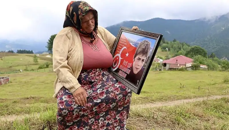 DEM Parti, Eren Bülbül'ün Annesi İle Bayram Coşkusunu Paylaştı